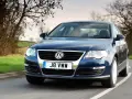 Ciemnoniebieski Passat B6 jedzie po krętej drodze. Zastanawiasz się, jakie żarówki Passat B6 przód wybrać?