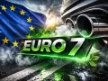 Flaga UE i dym z rury wydechowej samochodu symbolizują nowe normy emisji spalin **euro 7**.
