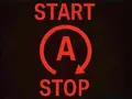 Czerwona kontrolka start stop z literą A w okręgu.