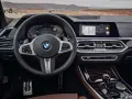 Wnętrze BMW z systemem BMW Live Cockpit Professional. Kierownica, ekran nawigacji i panel klimatyzacji.