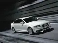 Białe Audi A4 B8 2.0 TDI 143KM w ruchu, z widocznymi felgami i grillem.