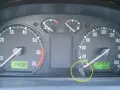 Przycisk do kasowania przeglądu Skoda Octavia 3. Widoczny licznik kilometrów i obrotomierz.