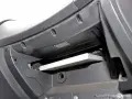 Nowy filtr kabinowy Audi A3 8P znajduje się w schowku pasażera, gotowy do wymiany.