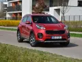 Czerwony Kia Sportage 4 na drodze, gotowy do wymiany żarówki.