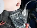 Multimetr pokazuje 12.6V, co jest dobrym wynikiem. Tak sprawdzisz stan akumulatora domowym sposobem.
