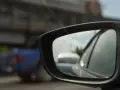 W lusterku bocznym widoczny symbol ostrzegawczy. Asystent kąta martwego nieaktywny.