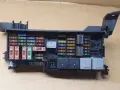 Opis bezpieczników do Mercedes ML W164. Widoczne bezpieczniki o różnej wartości prądu, przekaźniki i numer części A 002 542 81 19.