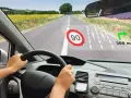 Widok z kabiny samochodu z wyświetlaczem typu head-up pokazującym ograniczenie prędkości 90 i wskazówkę skrętu w prawo za 300 m.
