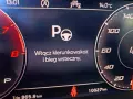 Asystent parkowania sugeruje włączenie kierunkowskazu i biegu wstecznego.