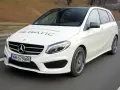 Biały Mercedes W246 4MATIC w ruchu. Warto znać potencjalne mercedes w246 awarie i problemy, by cieszyć się jazdą.