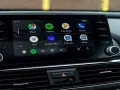Ekran samochodu z Android Auto, pokazujący ikony Map, Spotify, Muzyki i Telefonu. Połączenie przez android auto bluetooth ułatwia dostęp do aplikacji.