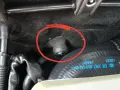 Czujnik ESP Audi A4 B6 znajduje się pod dywanikiem, blisko węży.