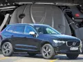 Ciemny Volvo XC60 na tle silnika.