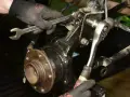 Mechanik wymienia łożysko w Audi A3 8P przód, używając kluczy do demontażu elementów zawieszenia.