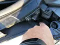 Palec wskazuje śrubę mocującą reflektor podczas wymiany żarówki audi a4 b7 przód prawa.
