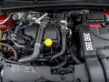 Silnik Renault Megane 4 1.5 dCi. Gdzie jest filtr paliwa? Szukaj go w okolicach pompy wtryskowej, pod osłonami.