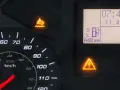 Na desce rozdzielczej Audi Q5 świeci się kontrolka AdBlue, wskazując niski poziom płynu. Czas sprawdzić, jak uzupełnić AdBlue.