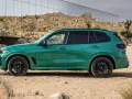 Zielony, sportowy SUV z czarnymi felgami, zaparkowany na pustyni. To ekonomiczne auto, które przyciąga wzrok.
