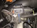 Czujnik ciśnienia doładowania Audi A6 C6 3.0 TDI, o numerach 07Z 906 051 B, znajduje się w okolicach kolektora dolotowego.