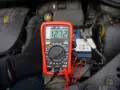 Multimetr pokazuje 12.72V, co sugeruje, że akumulator nie trzyma napięcia. Czas na wymianę.