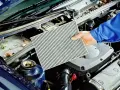 Wymiana filtra kabinowego Ford Focus MK3. Brudny filtr leży obok nowego, gotowego do montażu.