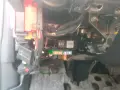 Audi A4 B8 bezpieczniki opis. Widok na skrzynkę bezpieczników i przekaźników pod deską rozdzielczą.