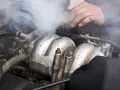 Para wylatuje z silnika. Czy można wlać płyn chłodniczy do ciepłego silnika? Mechanik sprawdza problem.