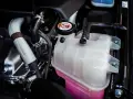 Zbiorniczek płynu chłodniczego BMW E90 z różowym płynem. Kontrolka ostrzegawcza na korku.