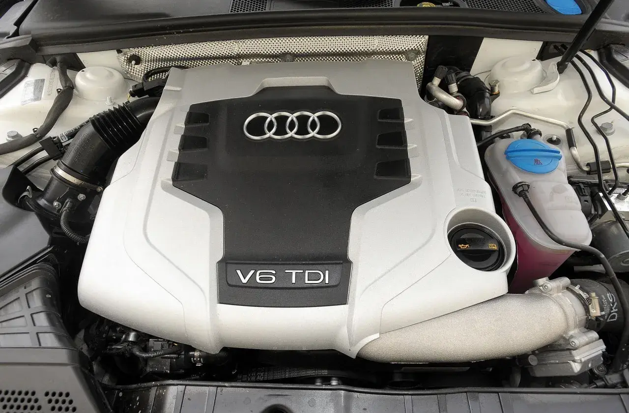 Silnik V6 TDI w Audi A4 B8. Zastanawiasz się, jaki silnik wybrać? Ten potężny diesel to moc i oszczędność.