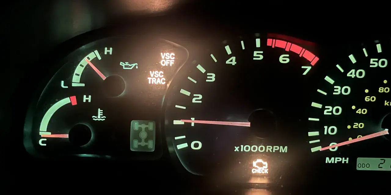 Kontrolka "CHECK ENGINE" świeci, a system VSC jest wyłączony. Wskaźniki paliwa i temperatury w normie.