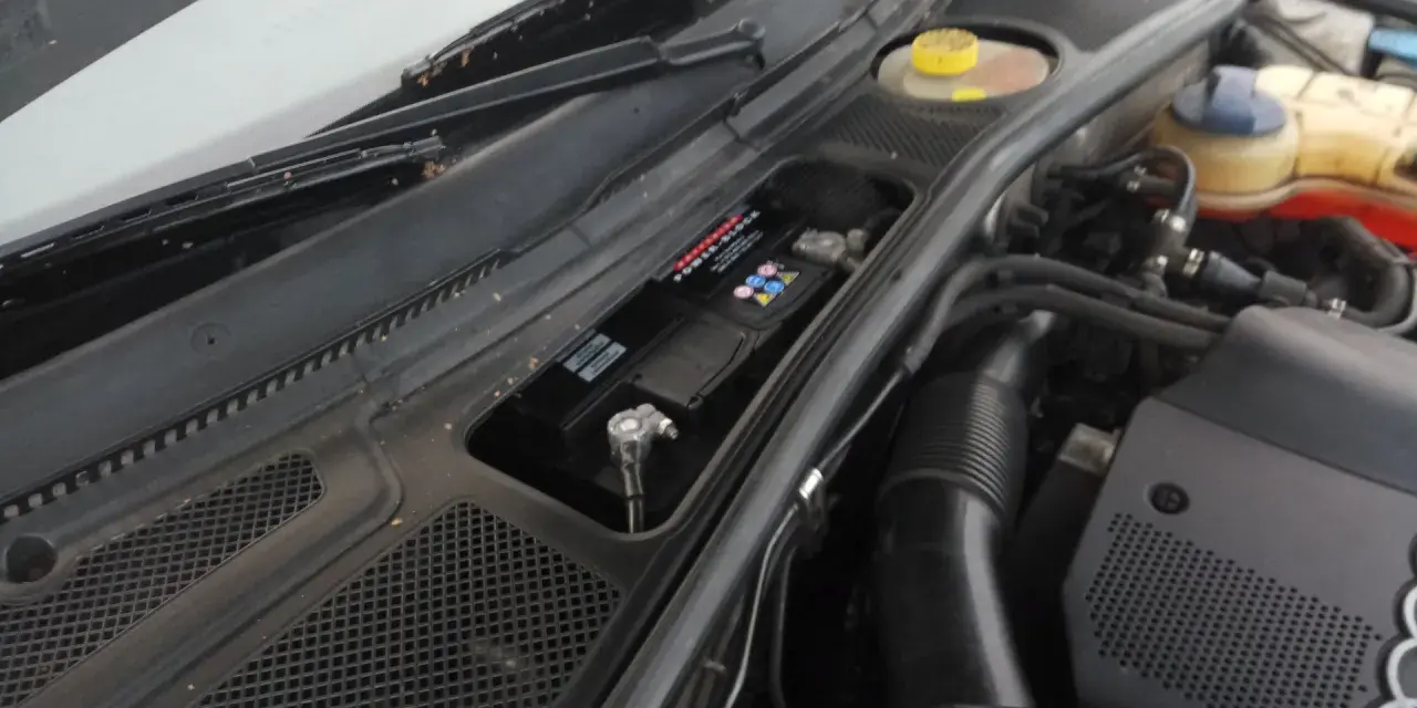 Audi A5 akumulator gdzie jest? Znajduje się pod podszybiem, po prawej stronie, w specjalnej wnęce.