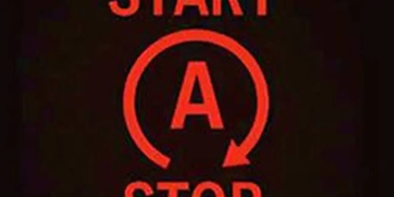 Czerwona kontrolka start stop z literą A w okręgu.