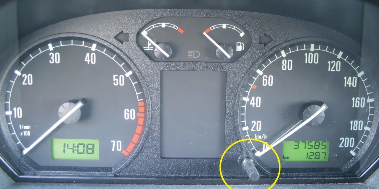 Przycisk do kasowania przeglądu Skoda Octavia 3. Widoczny licznik kilometrów i obrotomierz.
