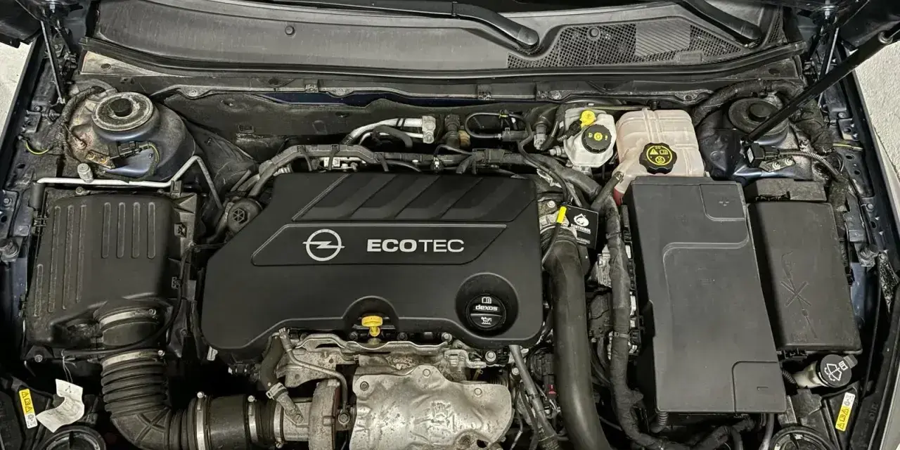 Silnik Opel Insignia 2.0 CDTI, gotowy do wymiany oleju. Widoczna osłona Ecotec i turbosprężarka.