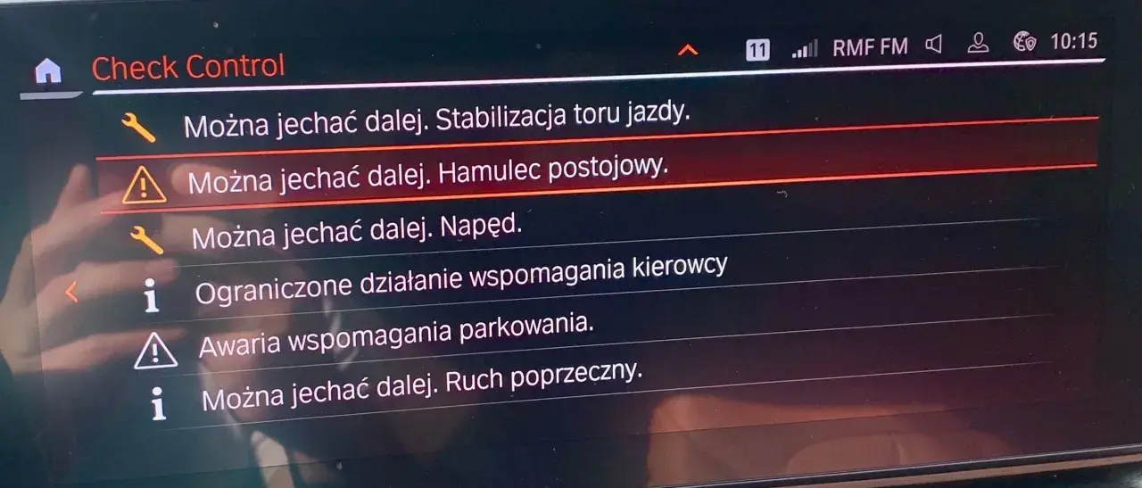 BMW: Można jechać dalej. Stabilizacja toru jazdy. Hamulec postojowy. Jedź wolno, by zachować kontrolę.