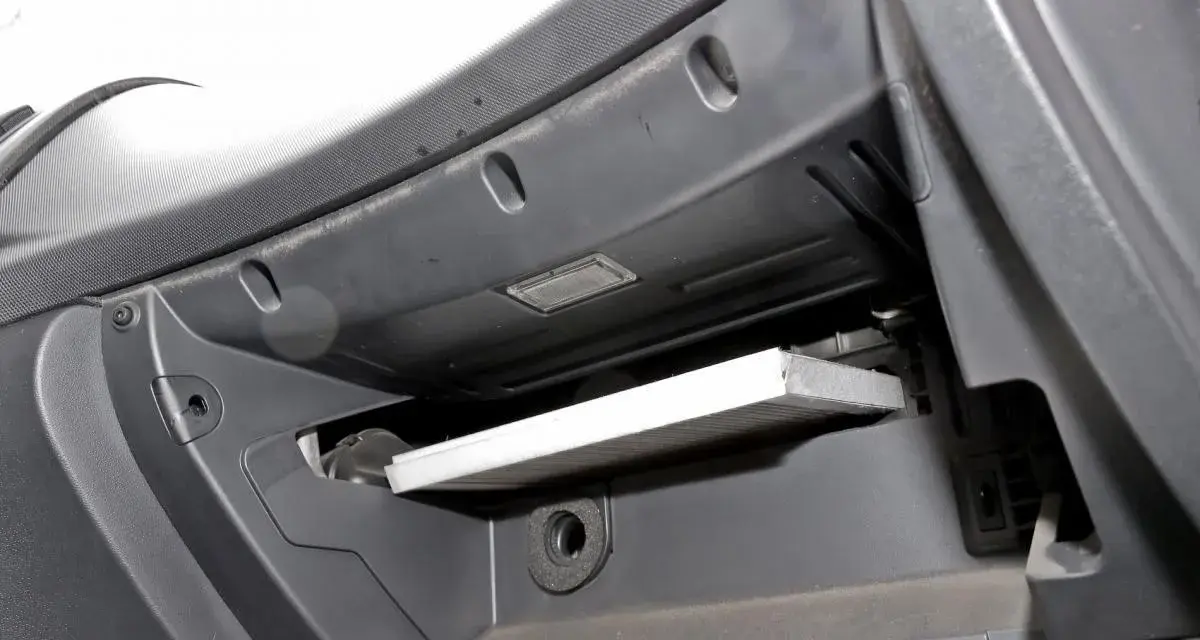Nowy filtr kabinowy Audi A3 8P znajduje się w schowku pasażera, gotowy do wymiany.
