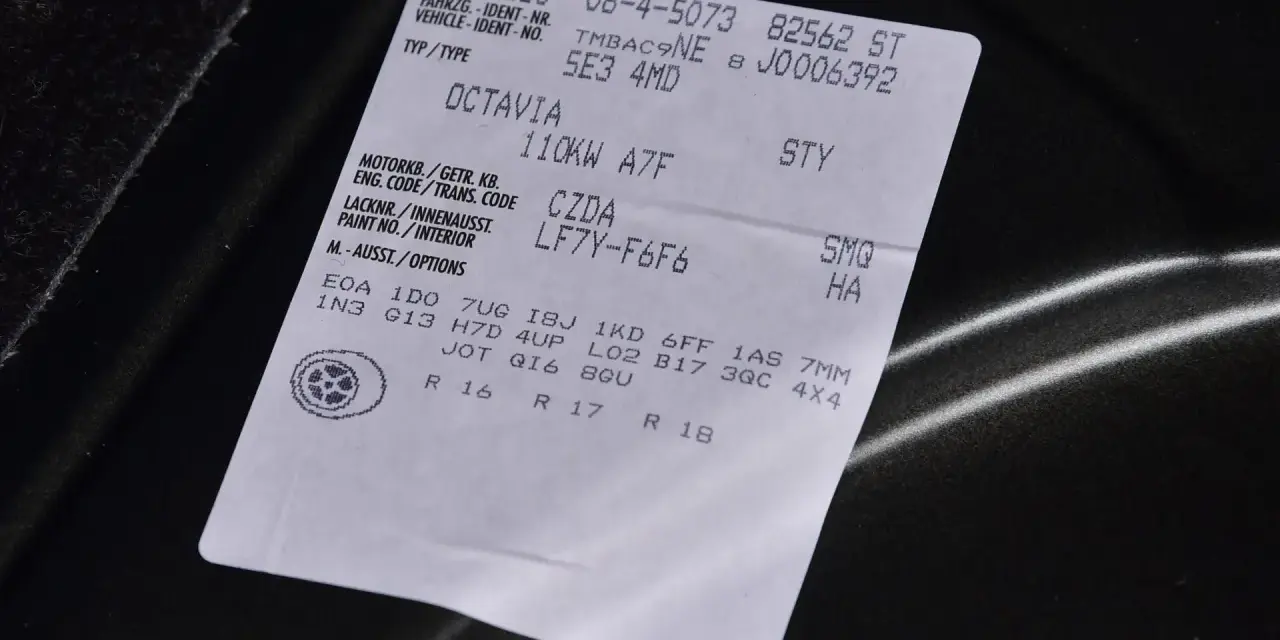 Naklejka z danymi pojazdu, w tym kod silnika po VIN: Octavia, 110kW A7F, CZDA.