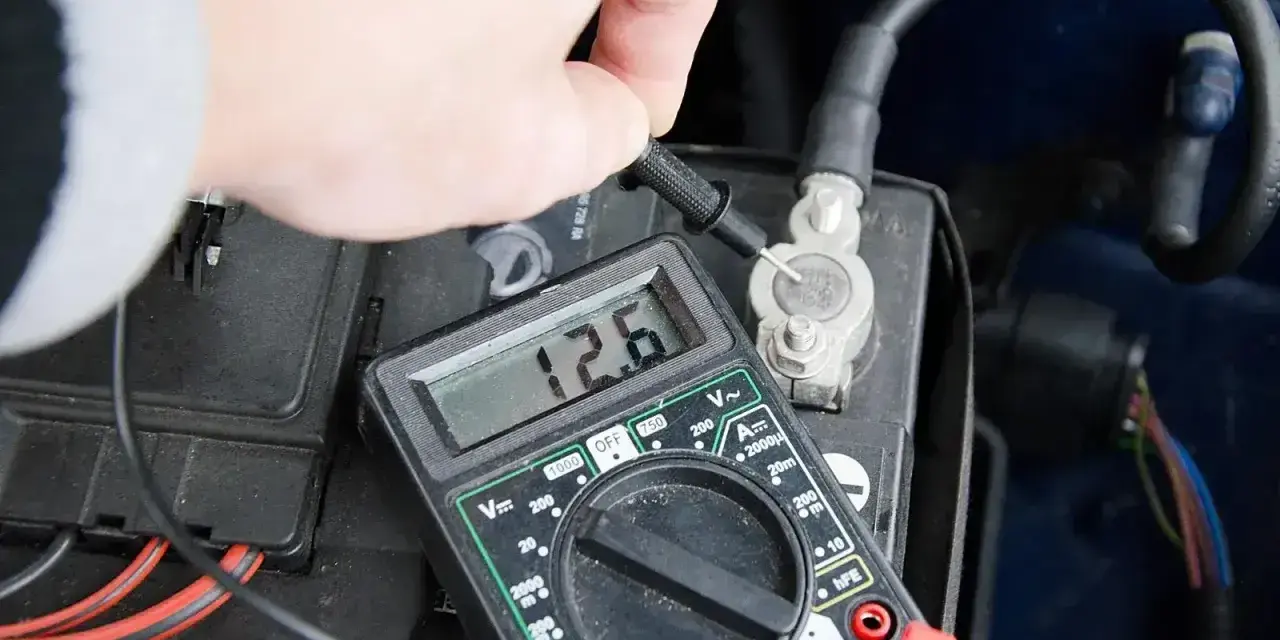 Multimetr pokazuje 12.6V, co jest dobrym wynikiem. Tak sprawdzisz stan akumulatora domowym sposobem.