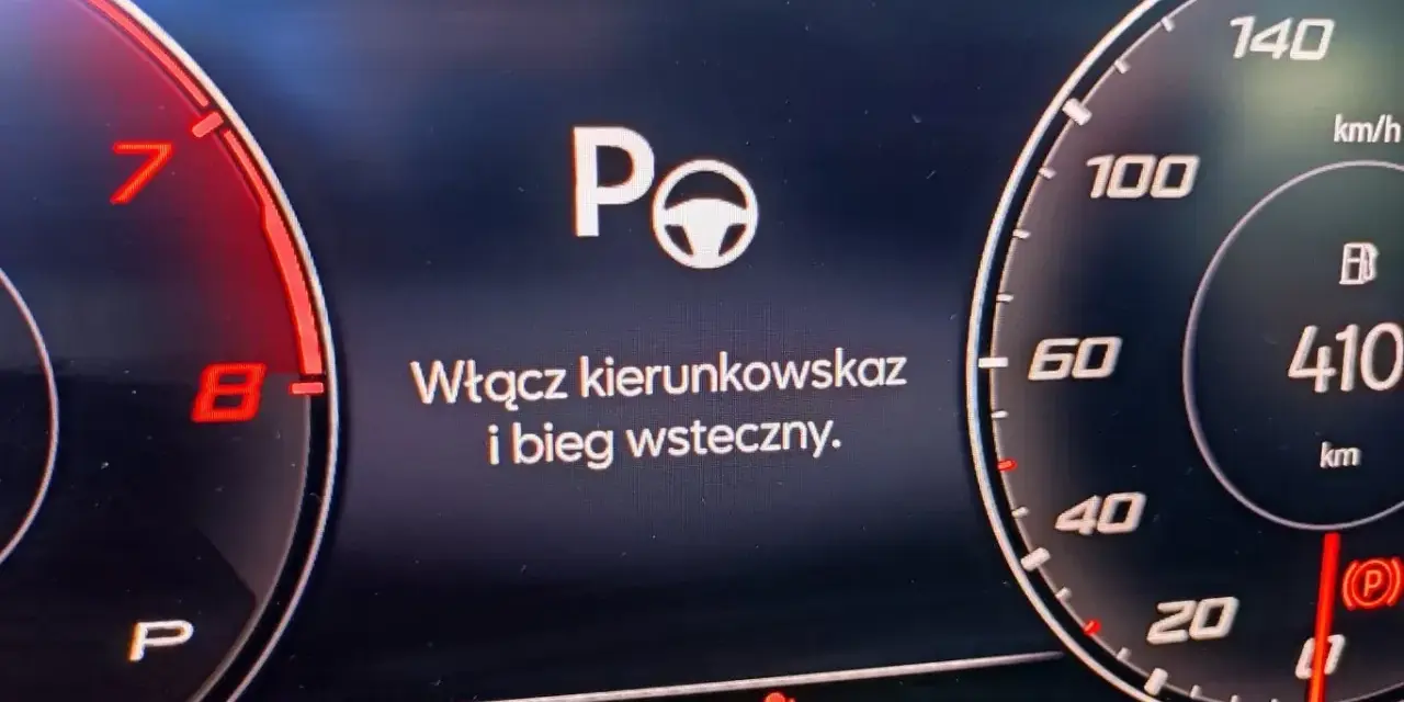 Asystent parkowania sugeruje włączenie kierunkowskazu i biegu wstecznego.