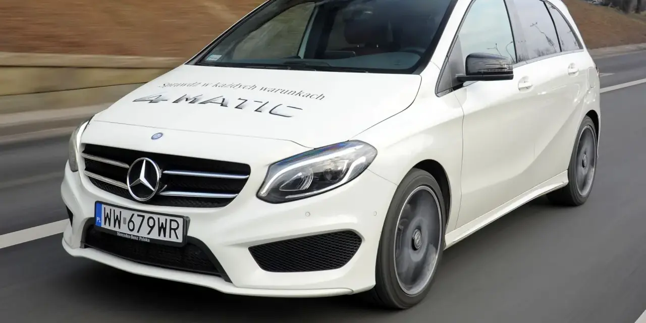 Biały Mercedes W246 4MATIC w ruchu. Warto znać potencjalne mercedes w246 awarie i problemy, by cieszyć się jazdą.