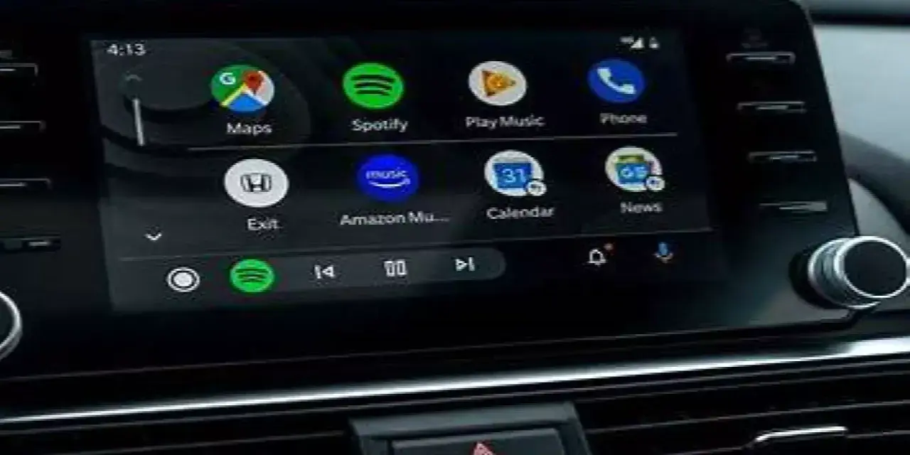 Ekran samochodu z Android Auto, pokazujący ikony Map, Spotify, Muzyki i Telefonu. Połączenie przez android auto bluetooth ułatwia dostęp do aplikacji.