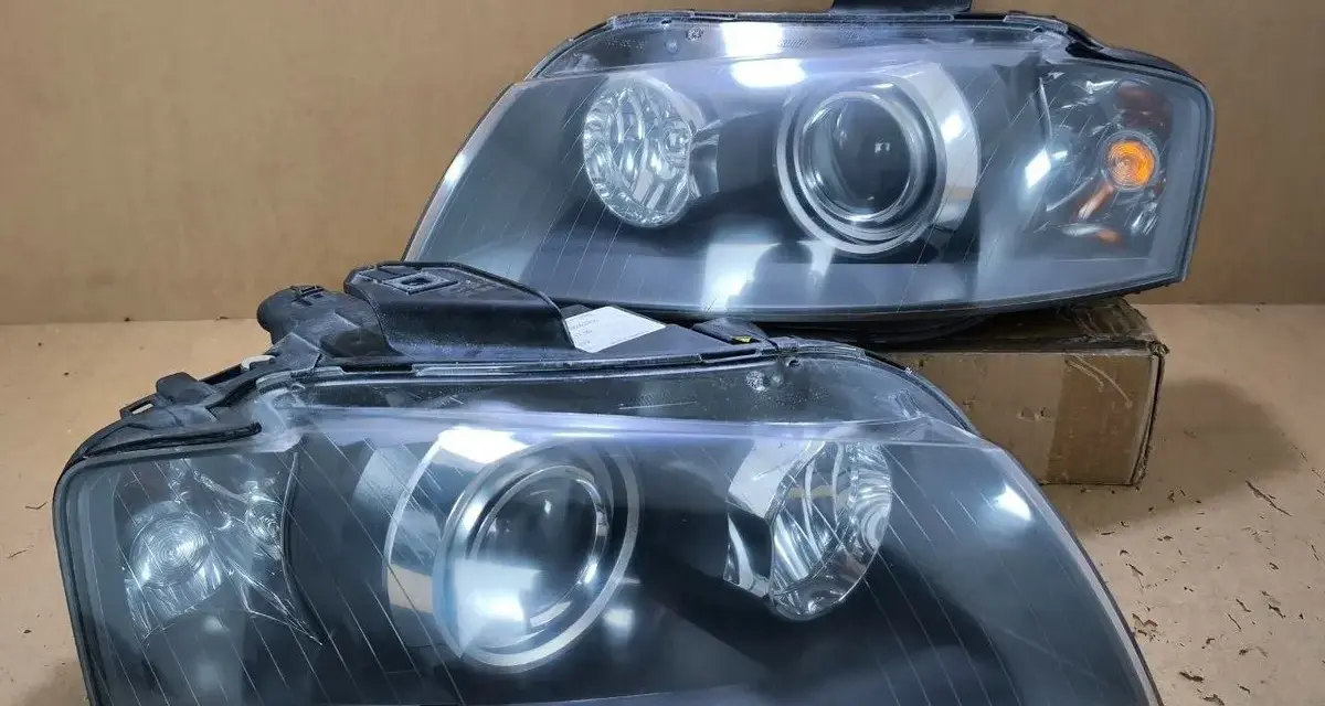 Dwa reflektory Audi A3 8P przód, gotowe do wymiany żarówki.