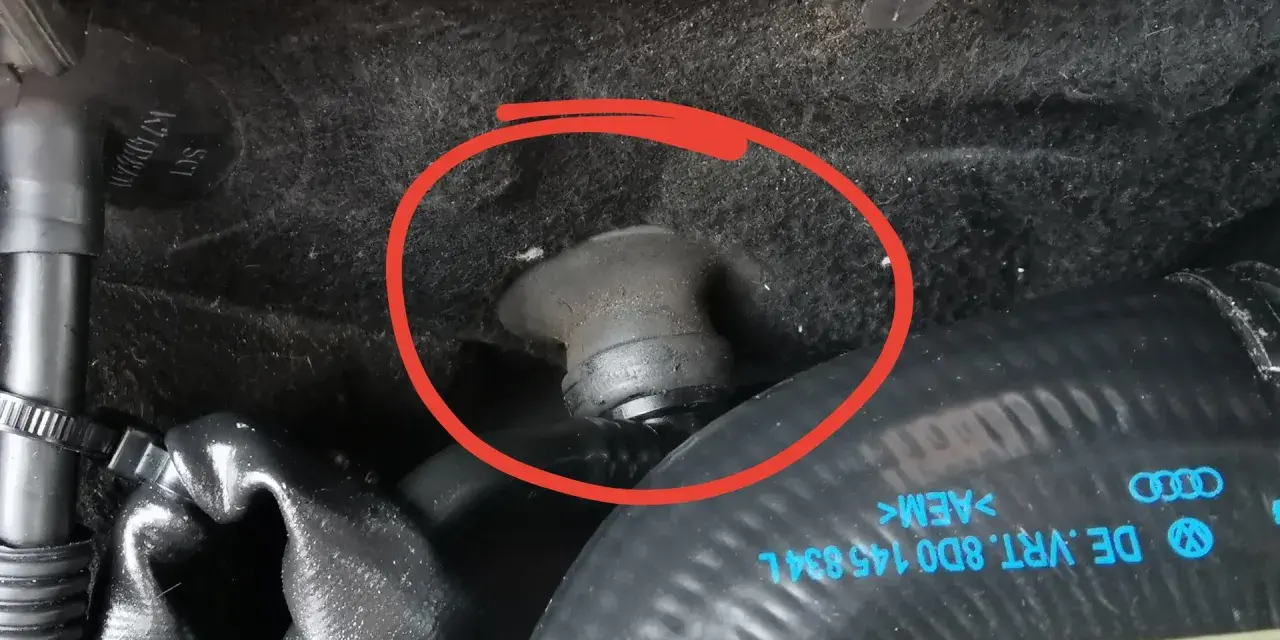 Czujnik ESP Audi A4 B6 znajduje się pod dywanikiem, blisko węży.