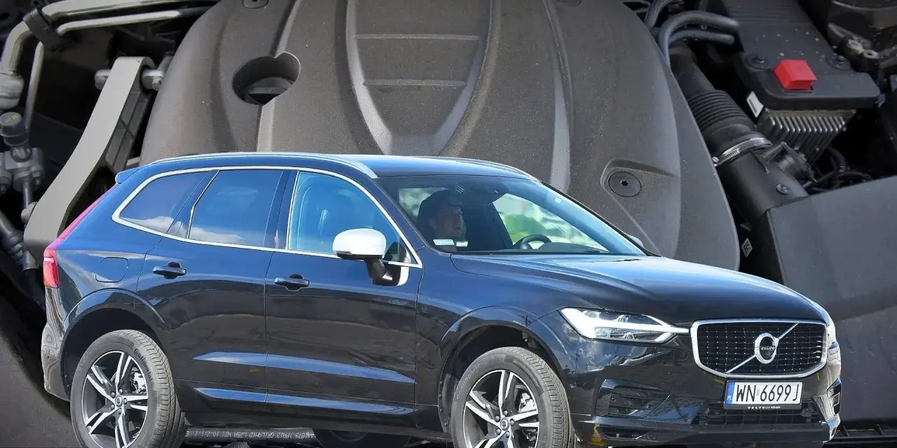 Ciemny Volvo XC60 na tle silnika.