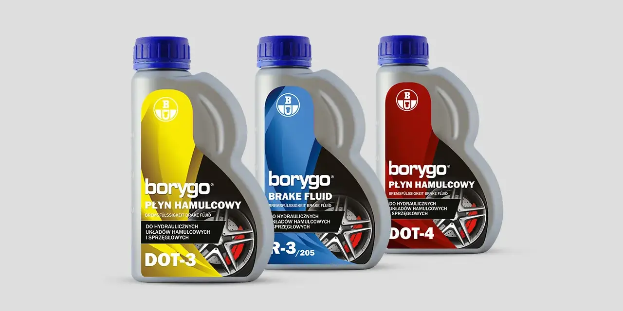 Trzy butelki płynu hamulcowego Borygo: DOT-3 (żółty), DOT-4 (czerwony) i jeden nieoznaczony (niebieski). Jaki płyn hamulcowy do auta wybrać?