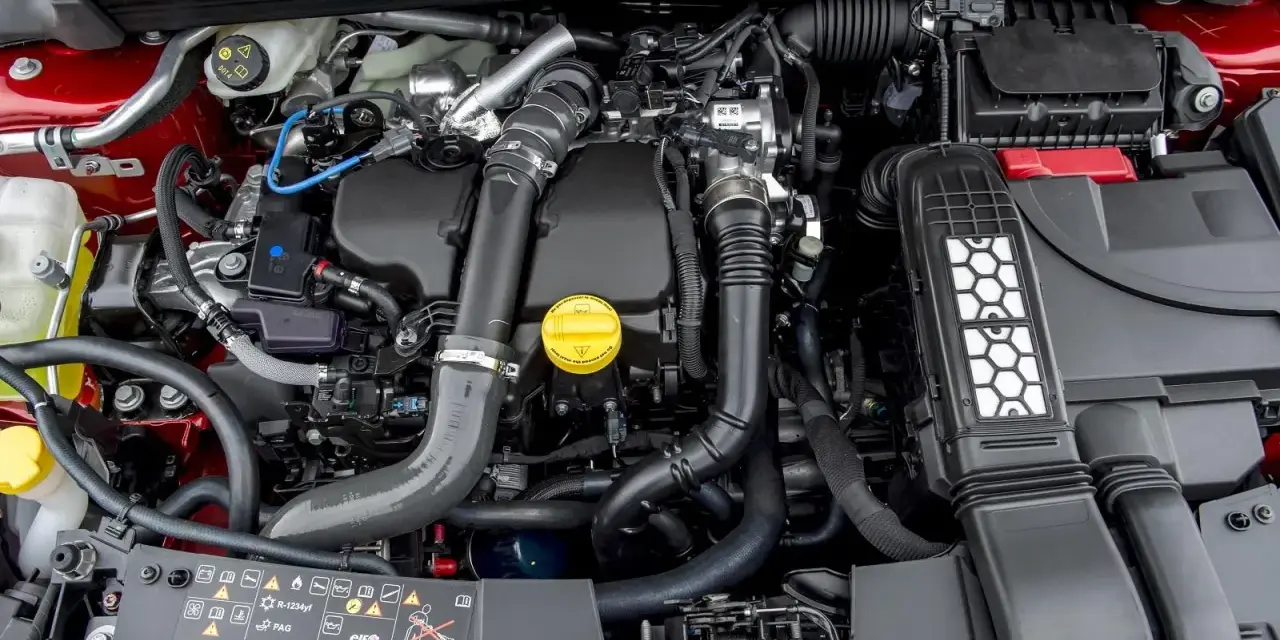 Silnik Renault Megane 4 1.5 dCi. Gdzie jest filtr paliwa? Szukaj go w okolicach pompy wtryskowej, pod osłonami.
