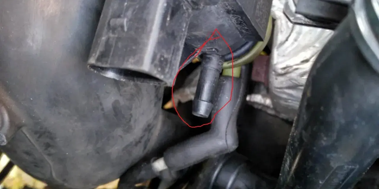 Zawór N75 w Audi A4 B6 1.9 TDI 130KM znajduje się w okolicach turbosprężarki, podłączony do układu dolotowego.