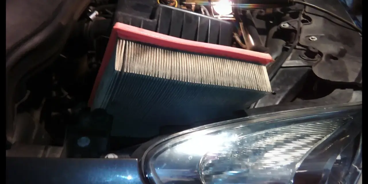 Wymiana filtra kabinowego Opel Corsa D. Nowy filtr czeka na montaż w komorze silnika.