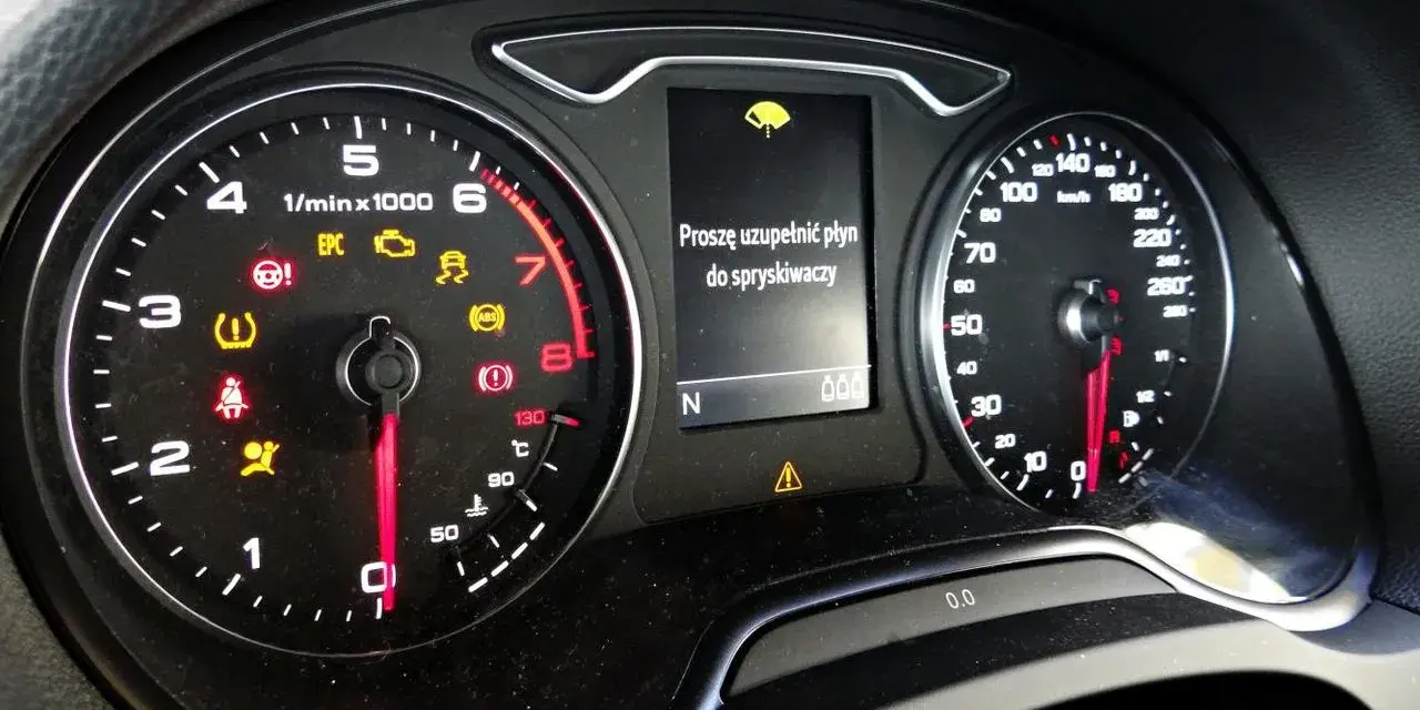 Kontrolki Audi A3: świeci się kontrolka płynu do spryskiwaczy i inne ostrzeżenia.