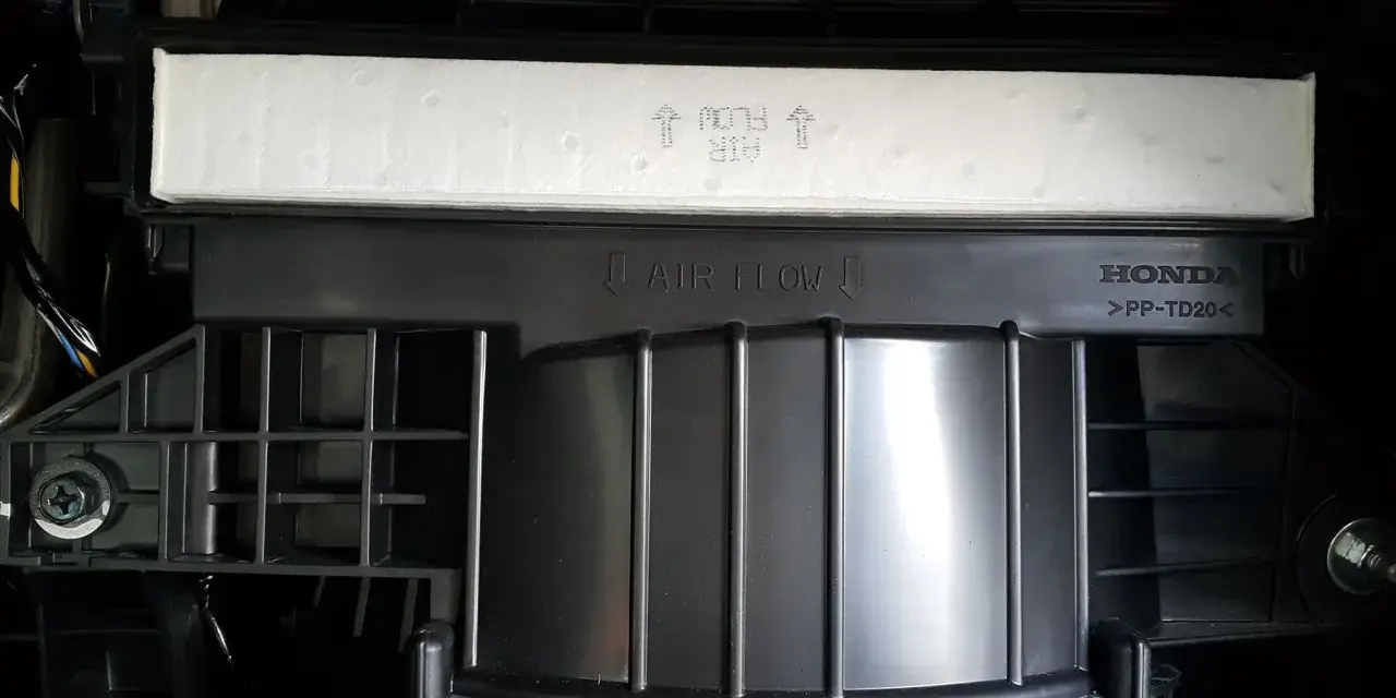 Filtr kabinowy Honda z oznaczeniem "AIR FLOW" zamontowany odwrotnie.